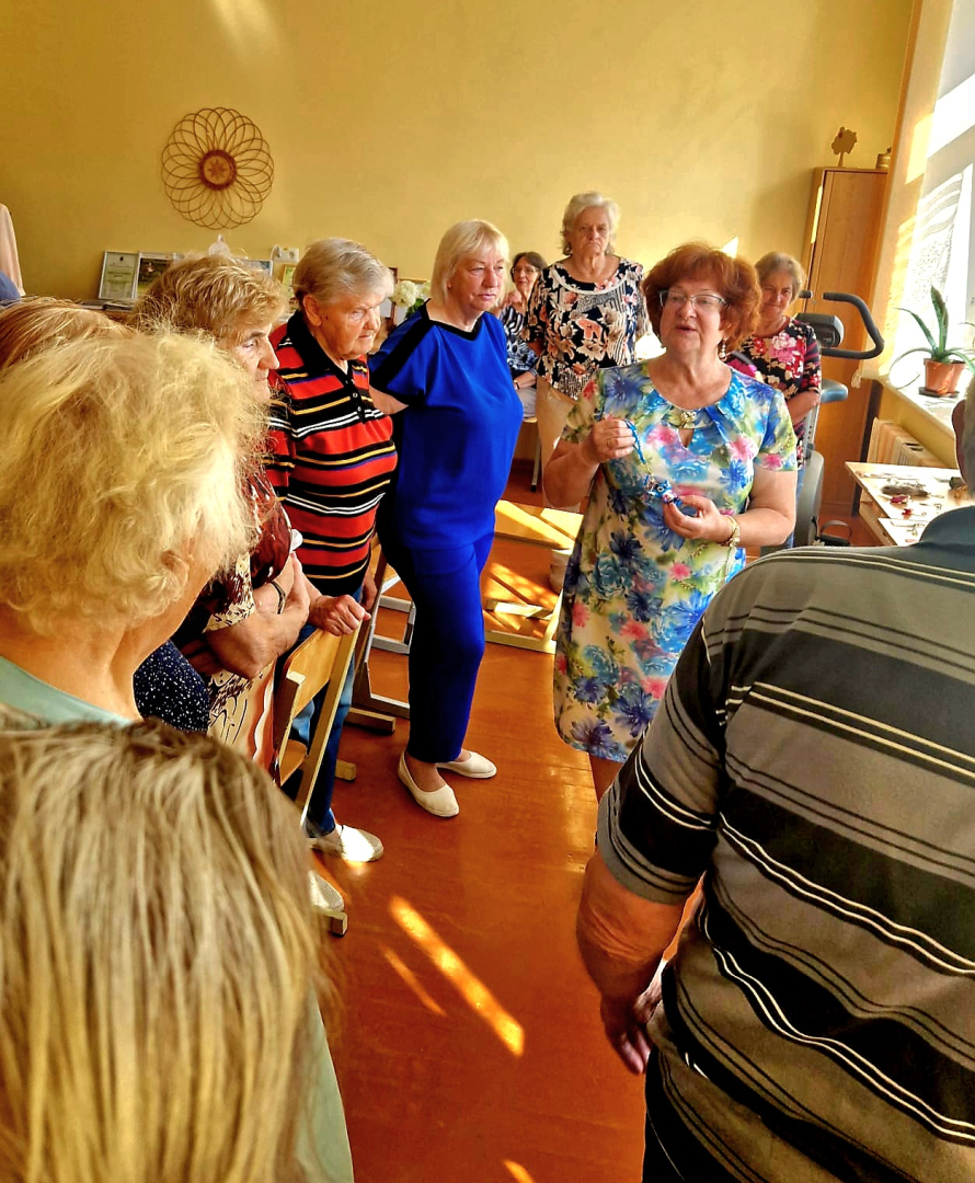 Seniori piedalās finanšu pratības seminārā