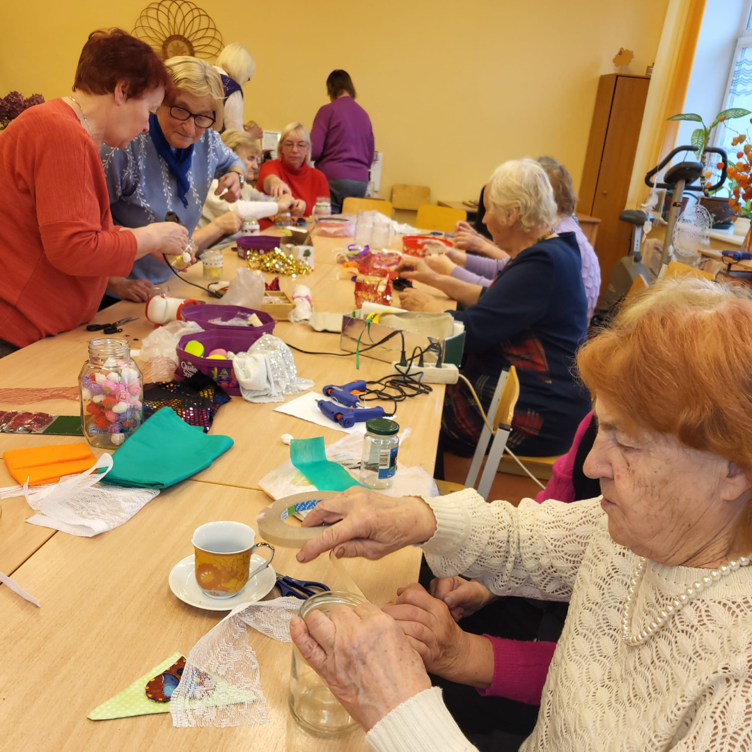 Cik ātri rit laiks! Preiļu novada seniori dalās iespaidos, veidojot kalendāru izstādes un iesaistoties radošajā darbnīcā