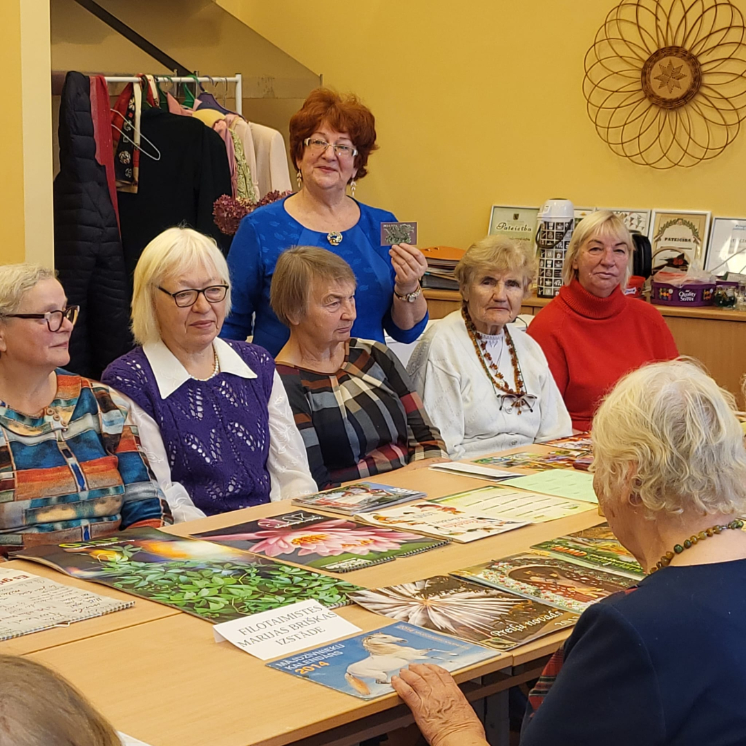 Cik ātri rit laiks! Preiļu novada seniori dalās iespaidos, veidojot kalendāru izstādes un iesaistoties radošajā darbnīcā