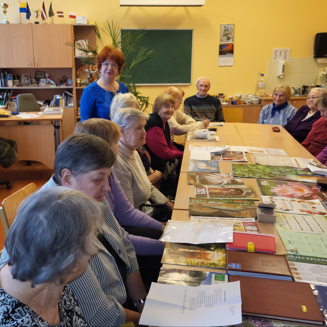 Cik ātri rit laiks! Preiļu novada seniori dalās iespaidos, veidojot kalendāru izstādes un iesaistoties radošajā darbnīcā