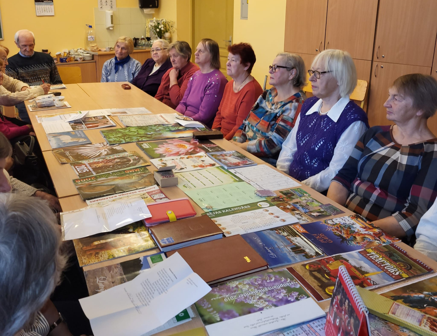 Cik ātri rit laiks! Preiļu novada seniori dalās iespaidos, veidojot kalendāru izstādes un iesaistoties radošajā darbnīcā