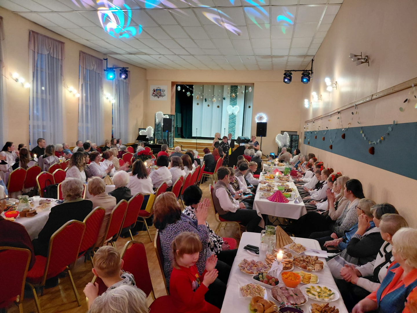 Biedrība “Vārkavas novada pensionāri” ar sirsnīgu labdarības pasākumu “Eņģeļu pieskāriens” ievadīja Adventes laiku