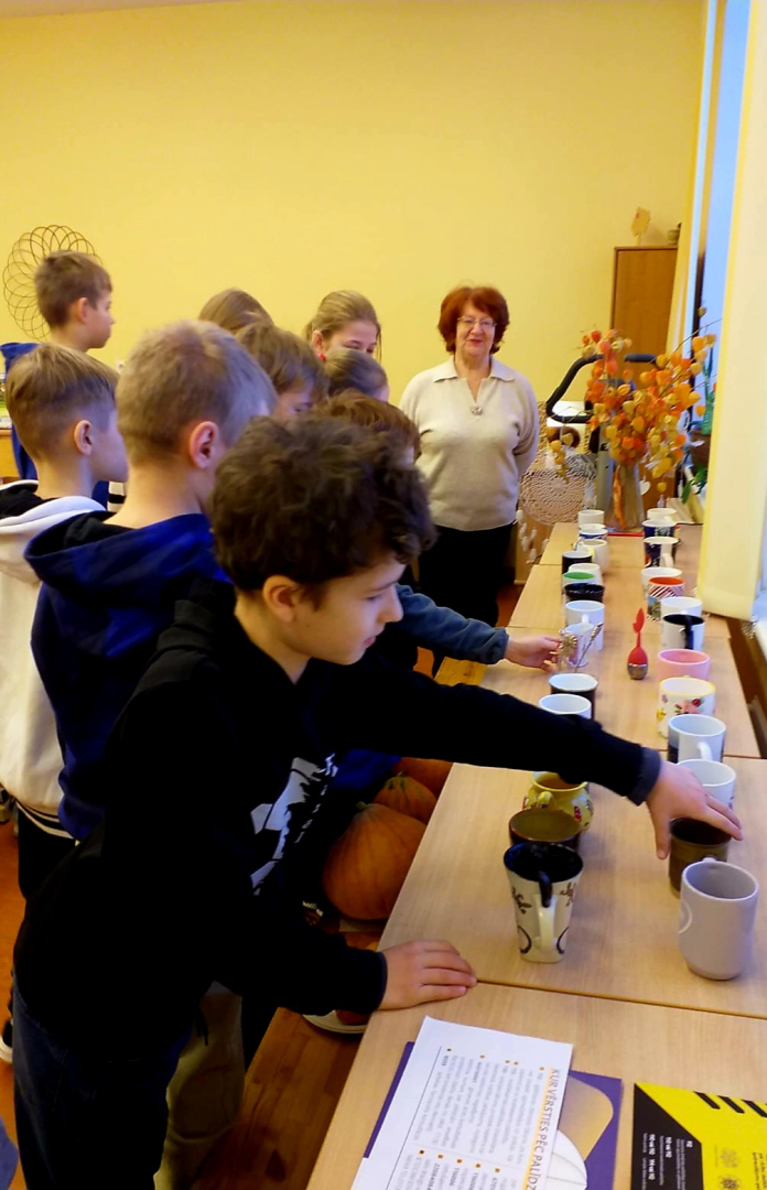 Preiļu novada Pensionāru biedrība rīko neparastu krūzīšu izstādi