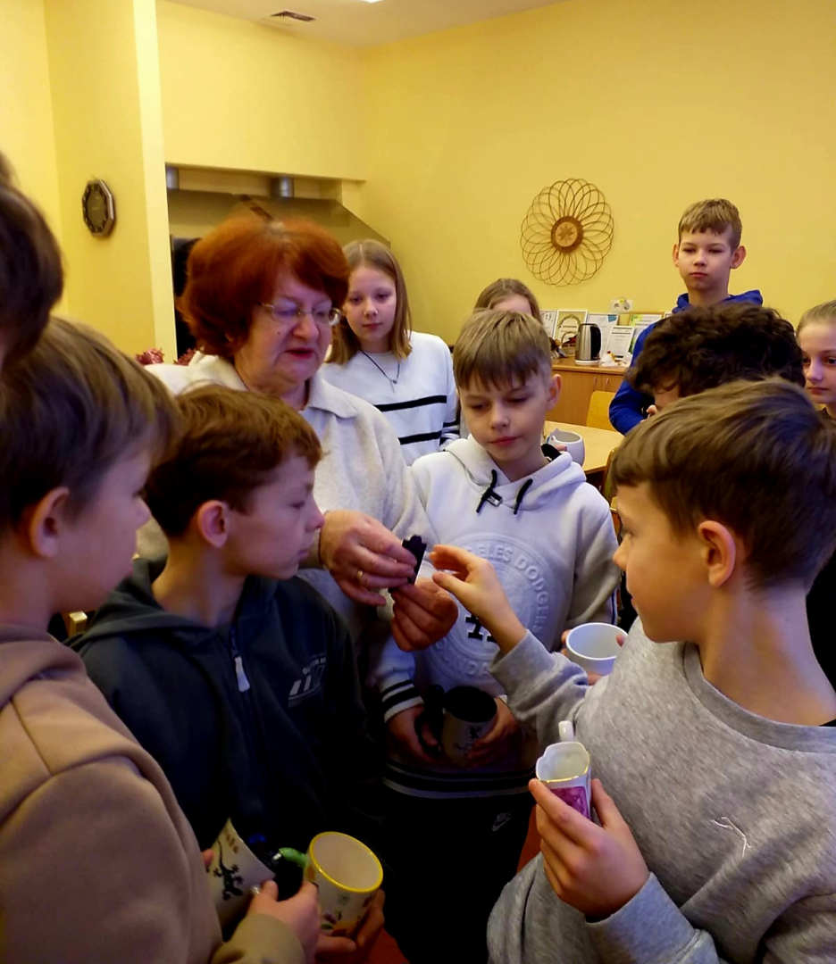 Preiļu novada Pensionāru biedrība rīko neparastu krūzīšu izstādi