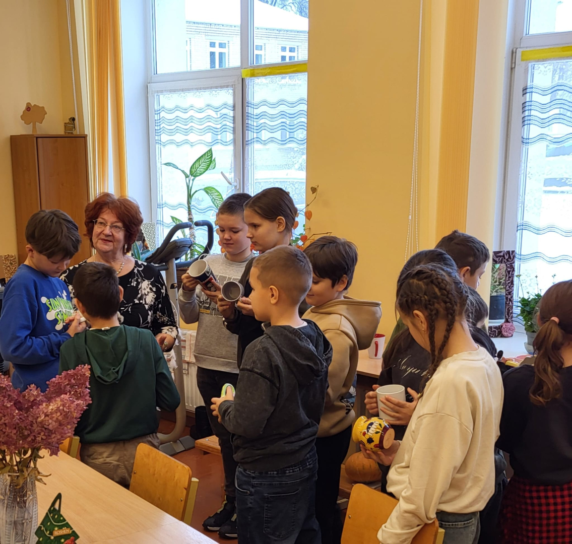 Preiļu novada Pensionāru biedrība rīko neparastu krūzīšu izstādi