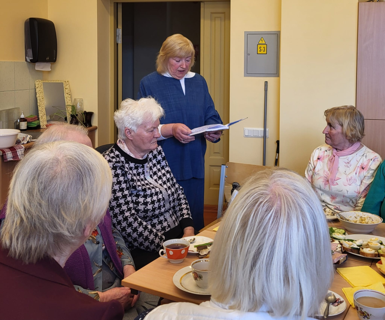 Preiļu novada Pensionāru biedrībā aizvadīts pasākums "Nu ir atnākusi Lielā diena!"