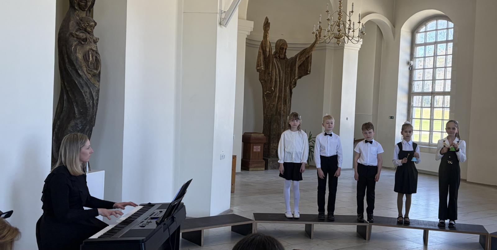 Aglonas bazilikas Baltajā zālē izskanēja emocionāls, skaists Preiļu novada Koru konkurss - skate