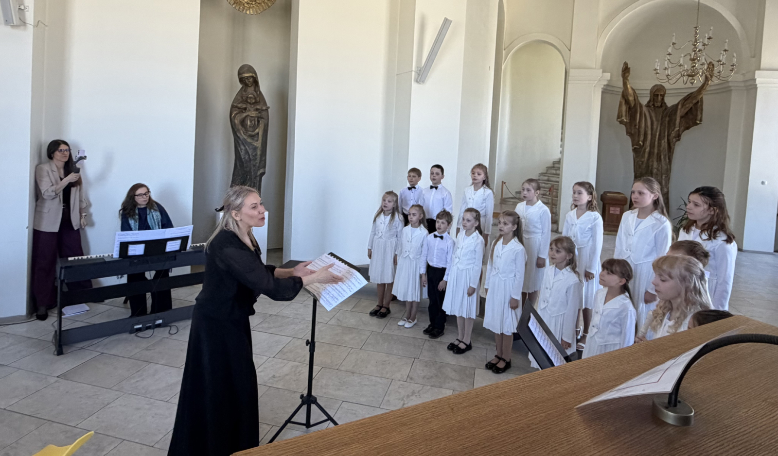 Aglonas bazilikas Baltajā zālē izskanēja emocionāls, skaists Preiļu novada Koru konkurss - skate