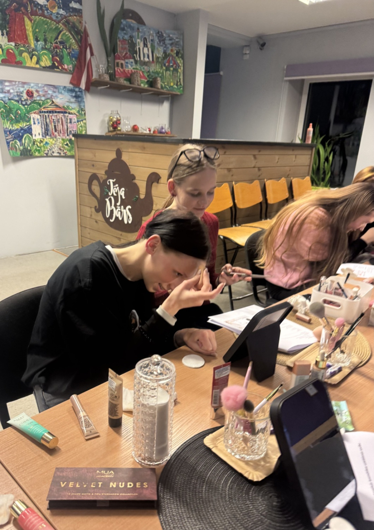 Meiteņu “GlowUp” vakari Preiļu novada Jauniešu centrā "ČETRI" un Riebiņu MJIC "Pakāpieni"