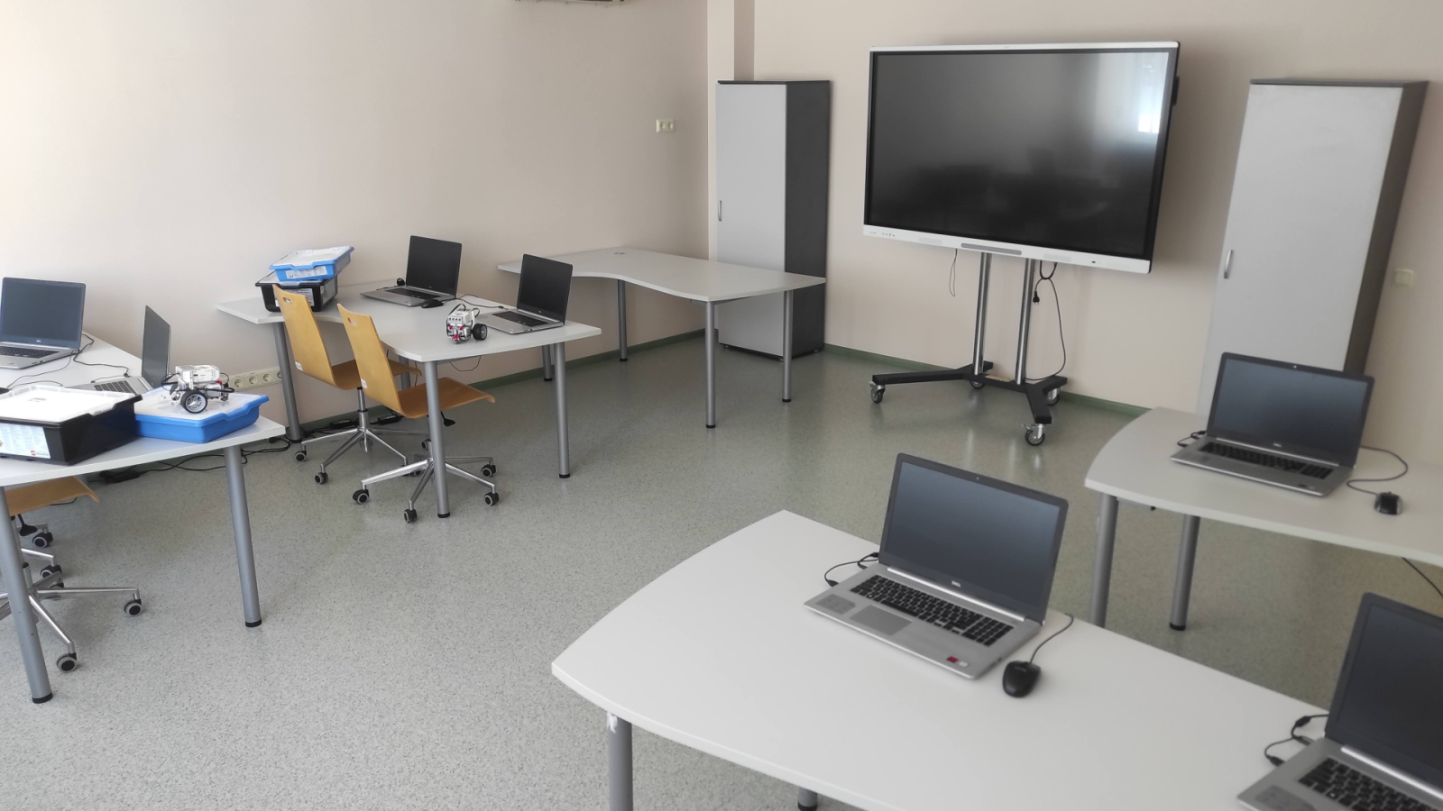 Latvijas bibliotēkām apjomīgs mēbeļu ziedojums