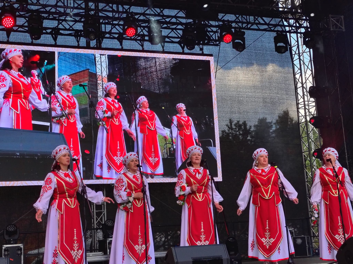 Ansamblis "Rjabinuška" ar dziesmām sveic Visaginas