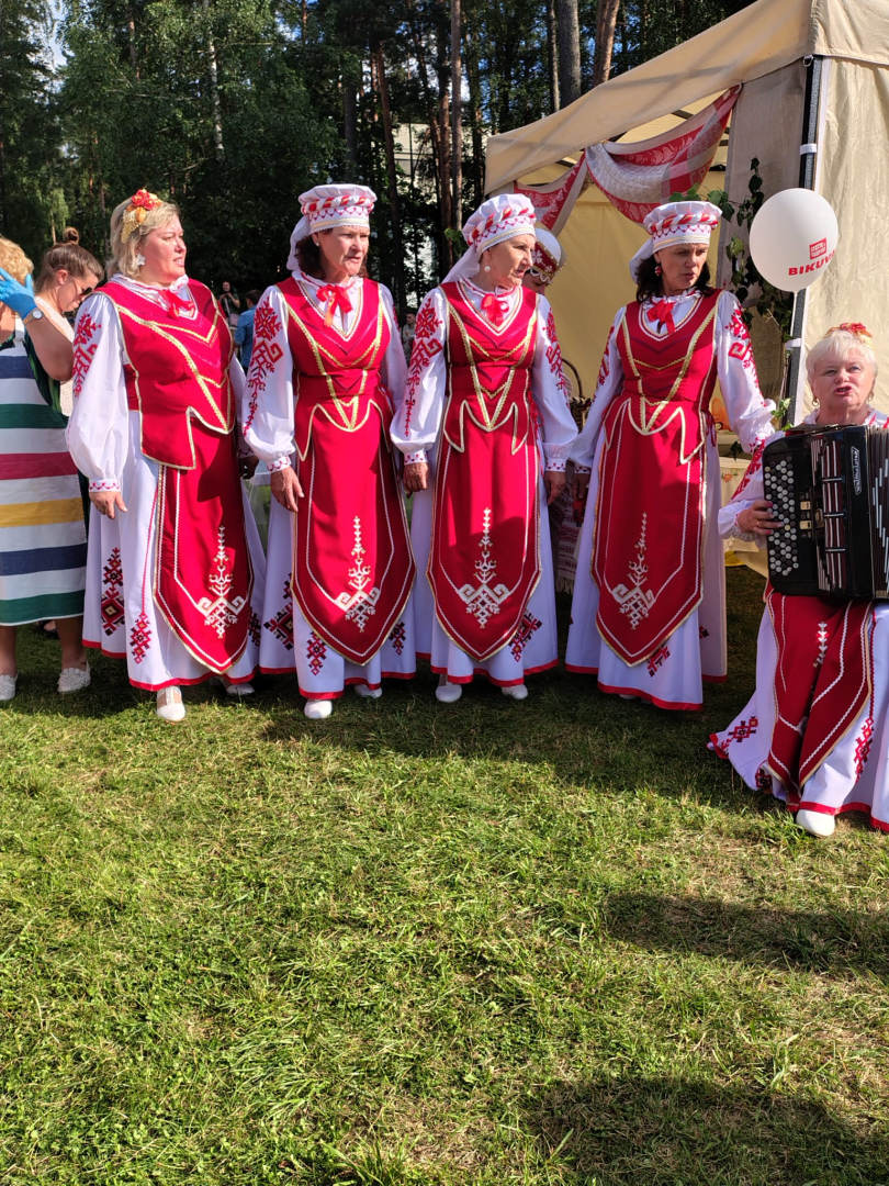 Ansamblis "Rjabinuška" ar dziesmām sveic Visaginas