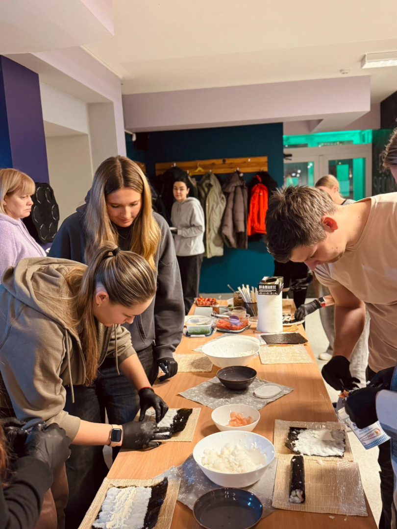 Ziemassvētku suši meistarklases jauniešiem Riebiņu MJIC "Pakāpieni" un Jauniešu centrā "Četri"