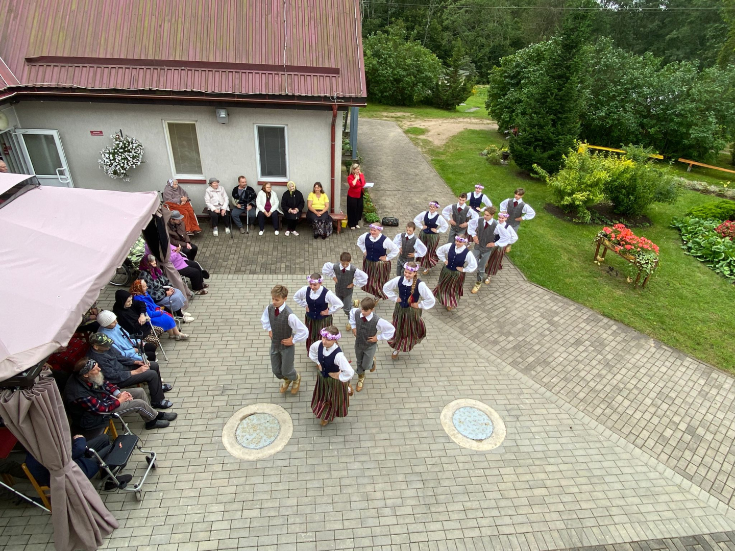 SAC "Aglona" ar koncertu viesojās Galēnu pamatskolas 7.-9. klašu tautas deju kolektīva bērni