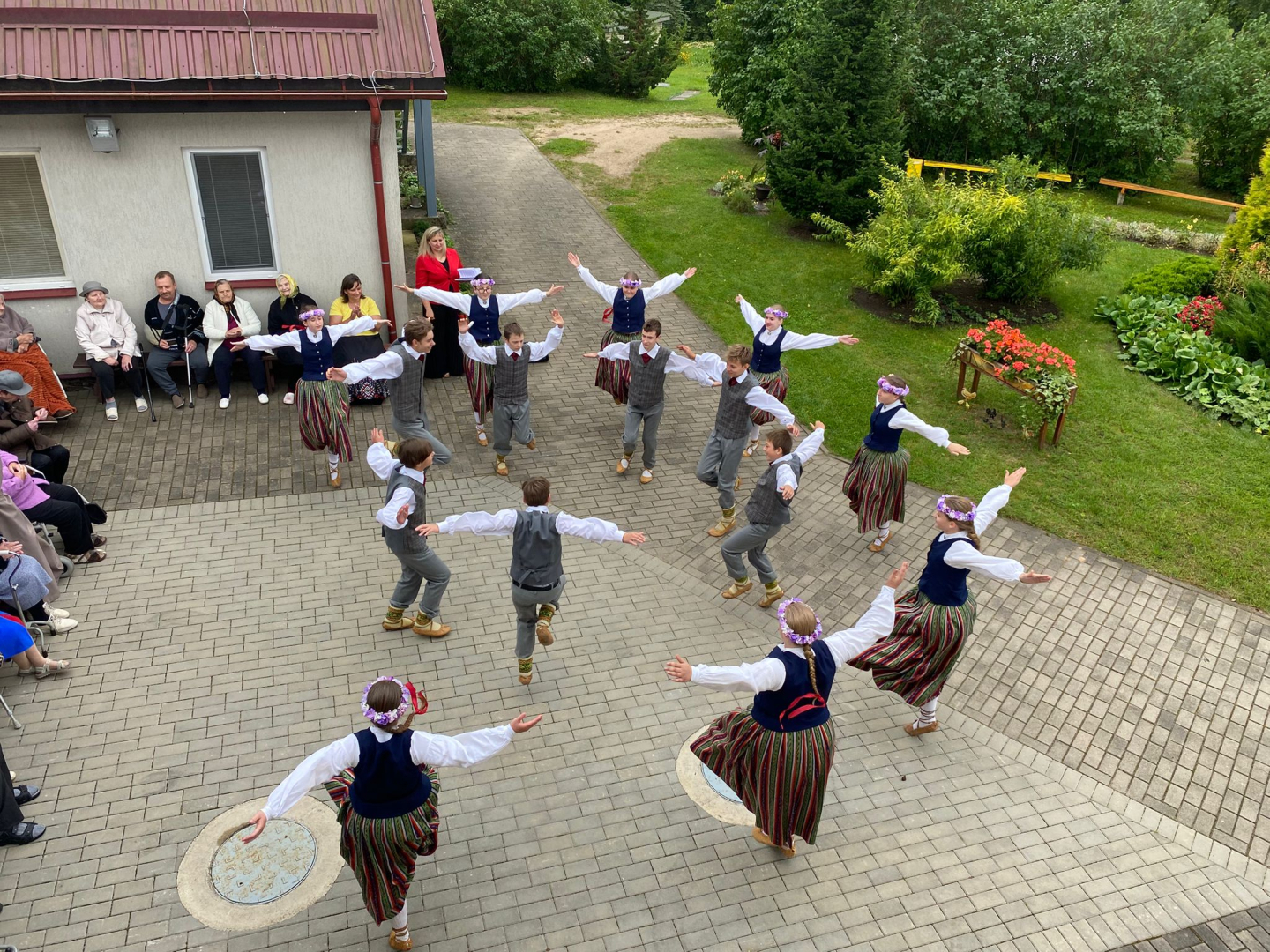 SAC "Aglona" ar koncertu viesojās Galēnu pamatskolas 7.-9. klašu tautas deju kolektīva bērni