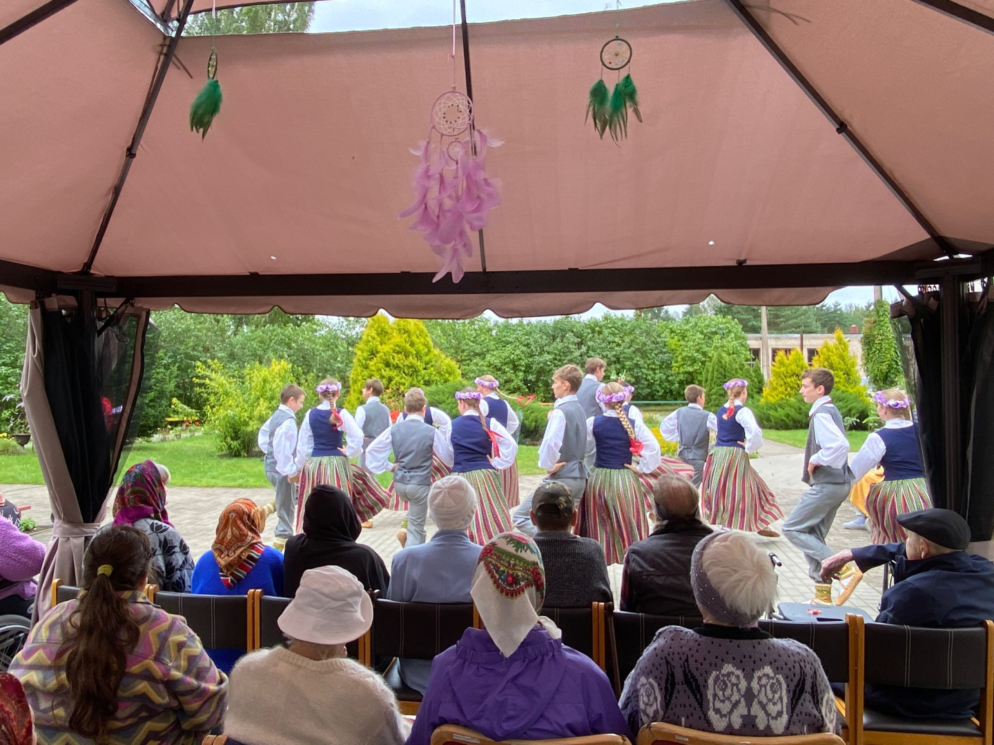 SAC "Aglona" ar koncertu viesojās Galēnu pamatskolas 7.-9. klašu tautas deju kolektīva bērni