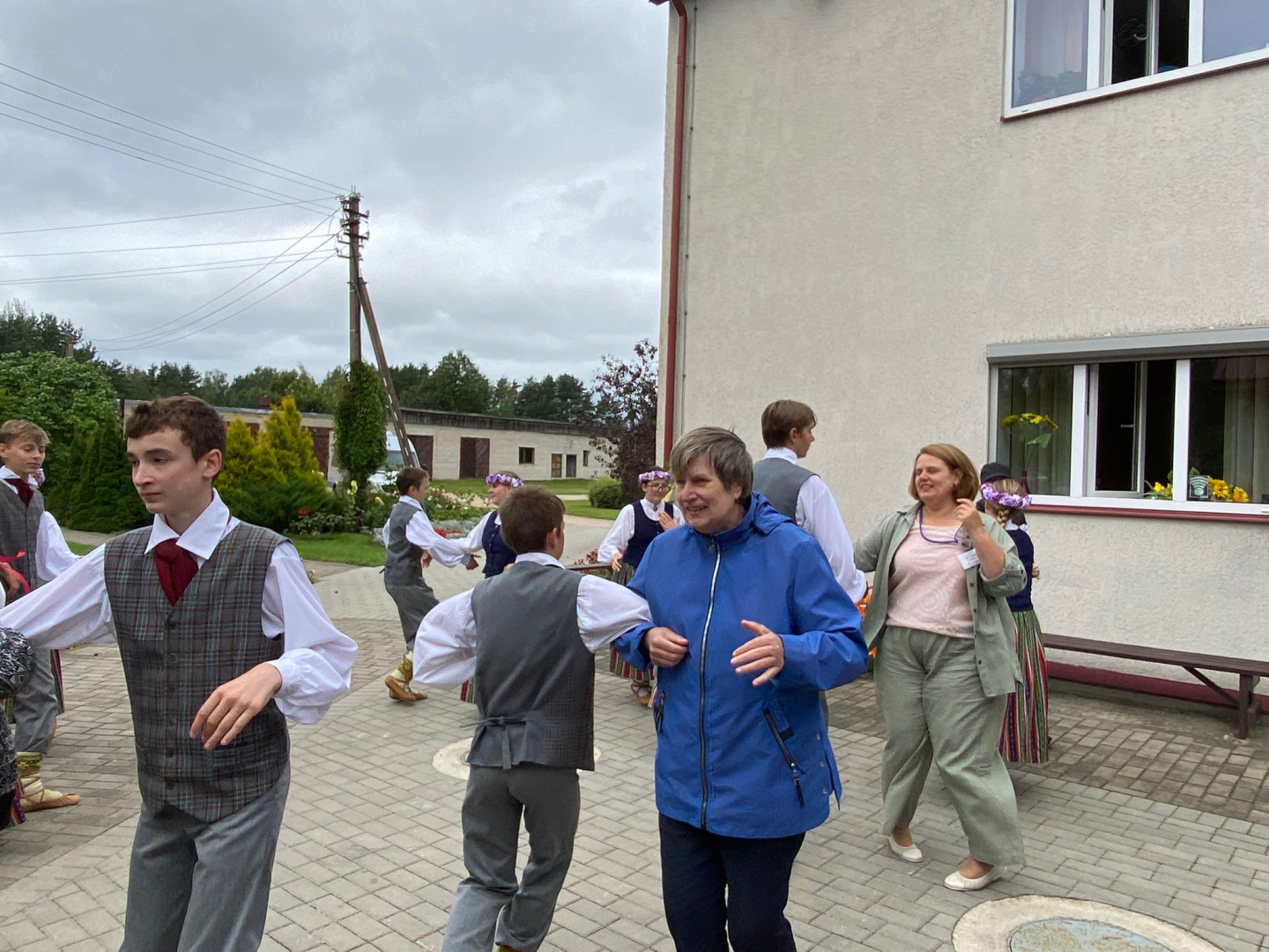 SAC "Aglona" ar koncertu viesojās Galēnu pamatskolas 7.-9. klašu tautas deju kolektīva bērni