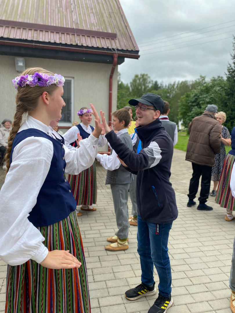 SAC "Aglona" ar koncertu viesojās Galēnu pamatskolas 7.-9. klašu tautas deju kolektīva bērni