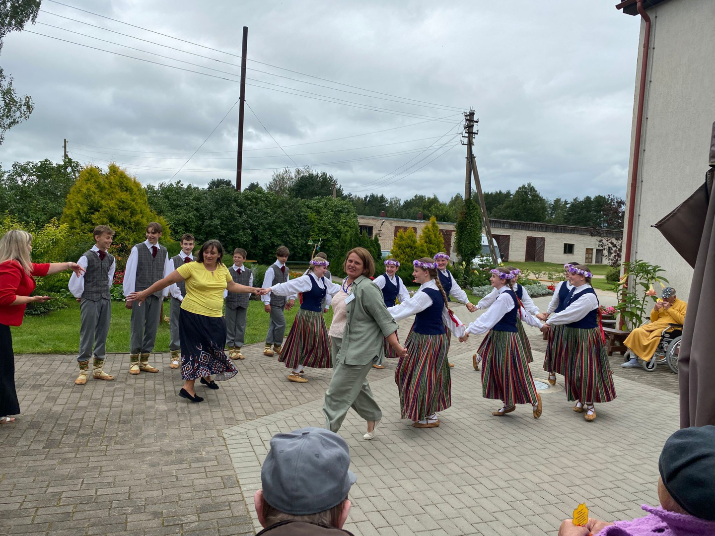 SAC "Aglona" ar koncertu viesojās Galēnu pamatskolas 7.-9. klašu tautas deju kolektīva bērni