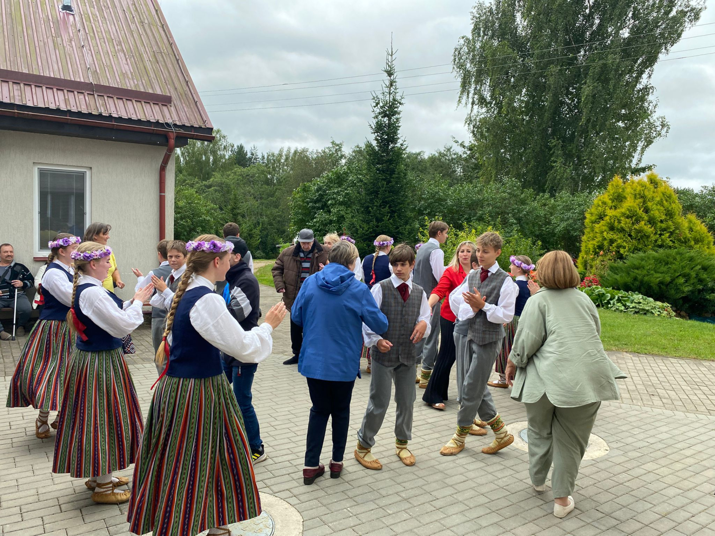 SAC "Aglona" ar koncertu viesojās Galēnu pamatskolas 7.-9. klašu tautas deju kolektīva bērni