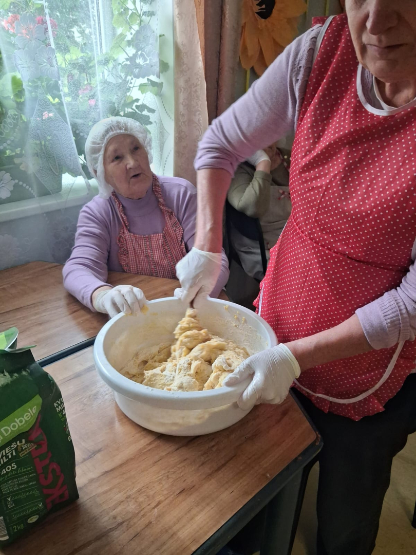 Mājīguma un bērnības garša: SAC "Aglona" klientes iepriecina ar pašu ceptiem cepumiem