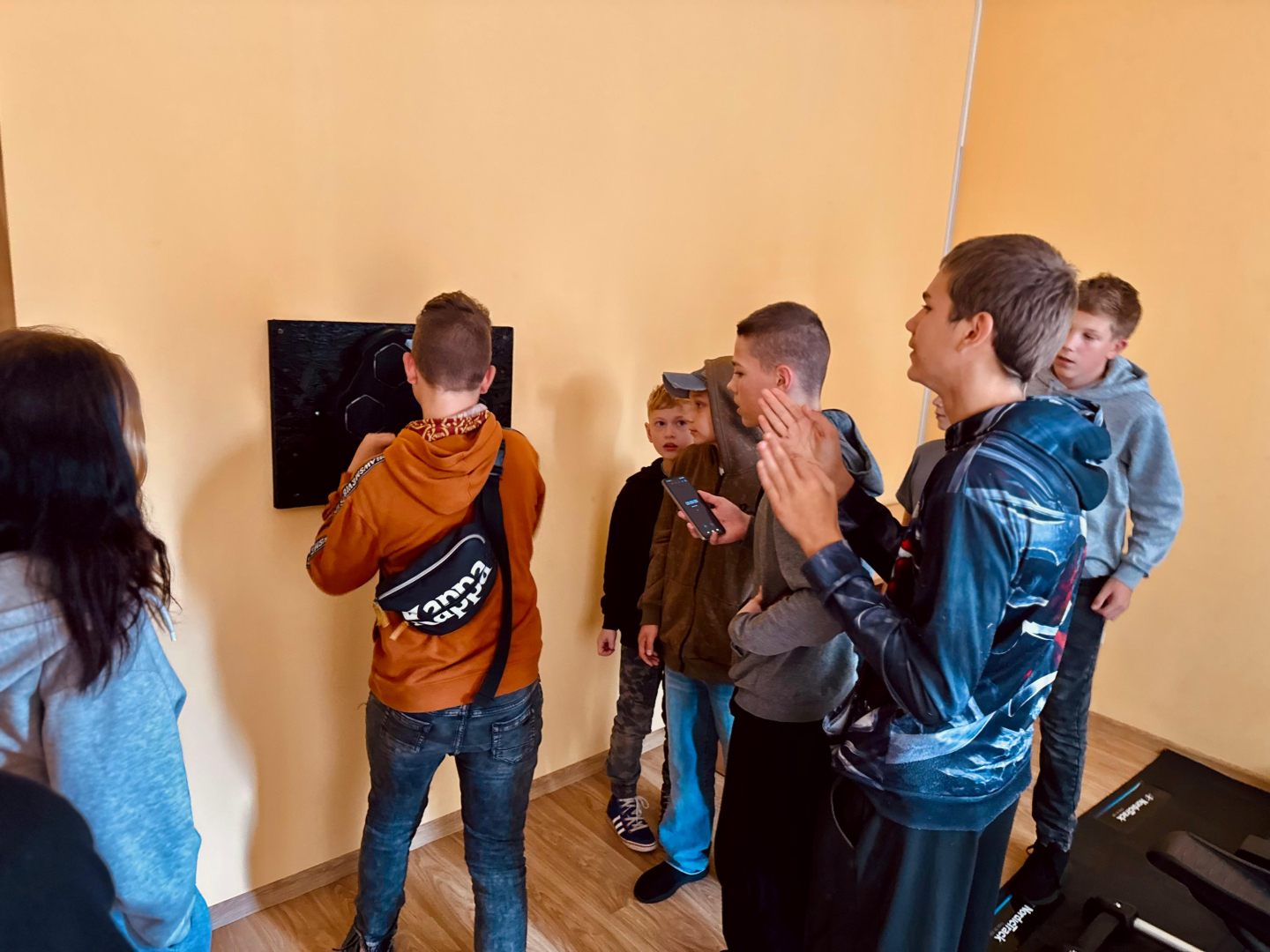 Jauniešu centros aizvadīts muzikālās boksa sienas turnīrs