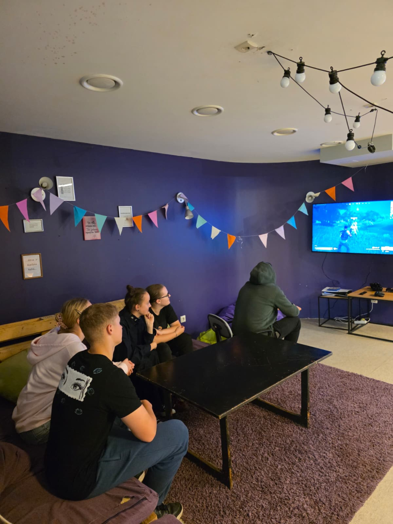 Jaunieši iepazīst digitālās iespējas jauniešu centros “ČETRI” un “Pakāpieni”