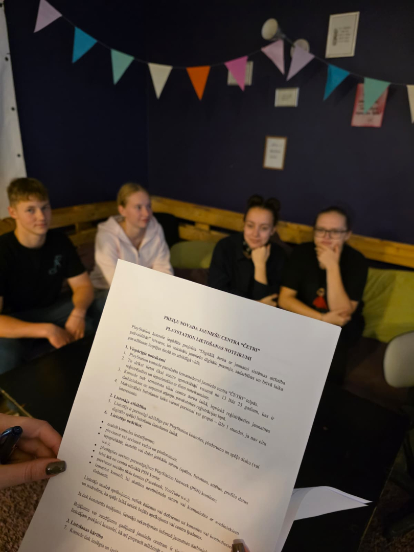 Jaunieši iepazīst digitālās iespējas jauniešu centros “ČETRI” un “Pakāpieni”