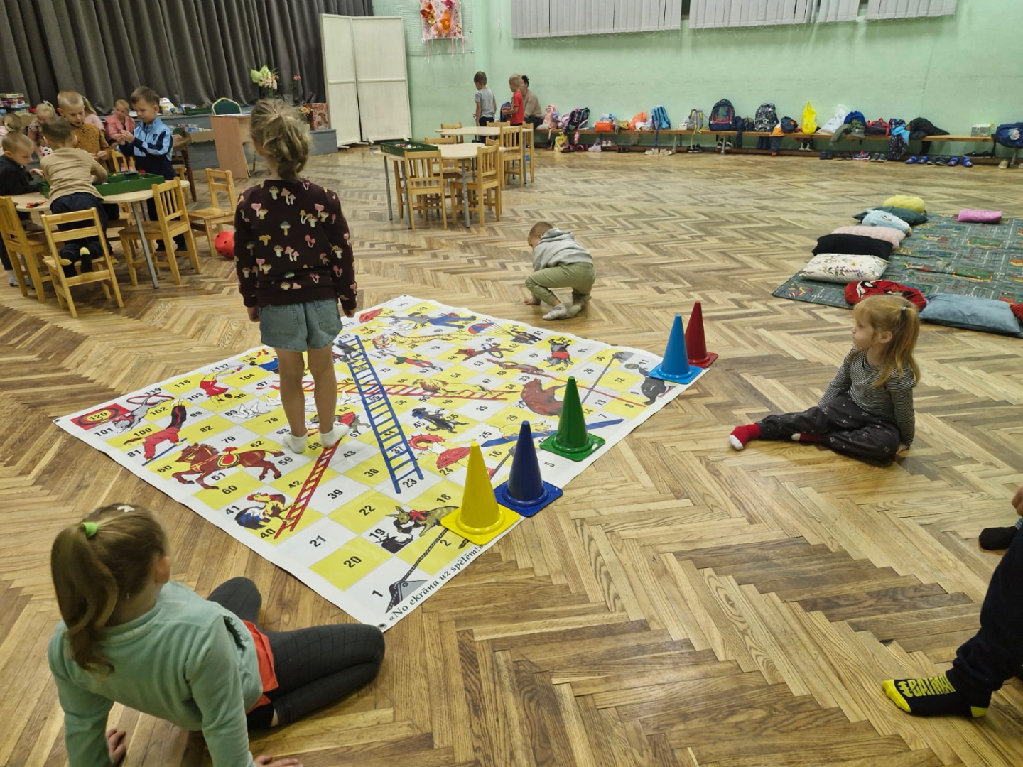 Īstenots Vārkavas pamatskolas skolēnu parlaments “Astoņstūris” īsteno jauniešu iniciatīvu projektu “No ekrāna uz spēlēm!”