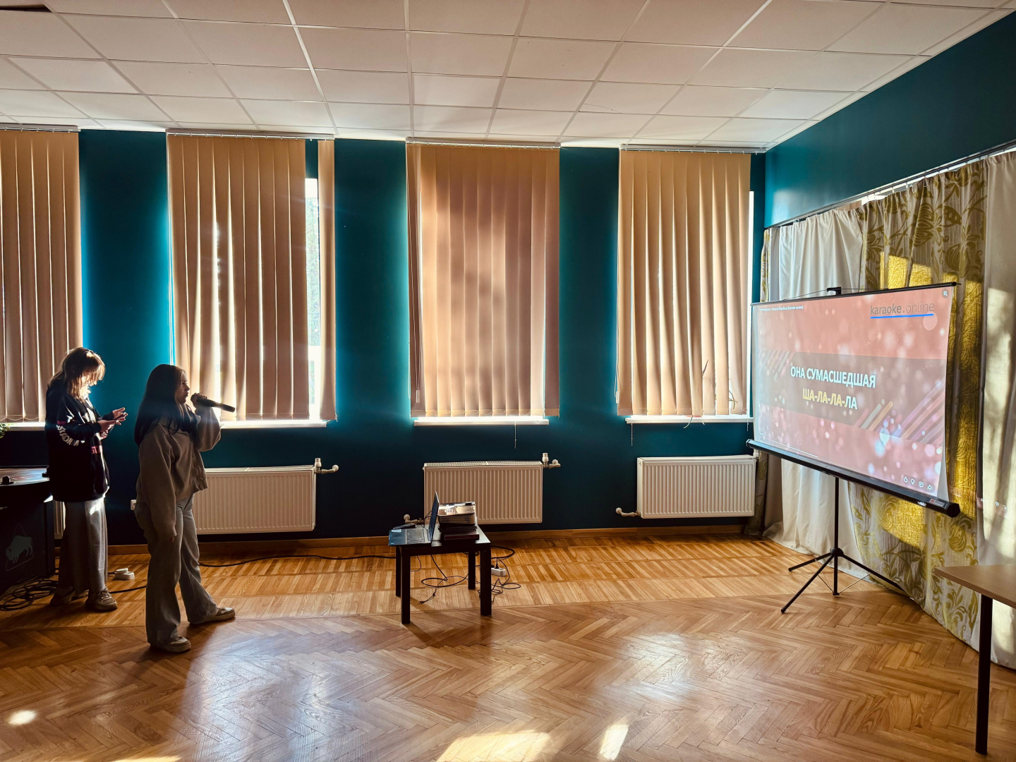 Jaunieši dzied un iedvesmo – karaoke vakari jauniešu centros “ČETRI” un “Pakāpieni”!