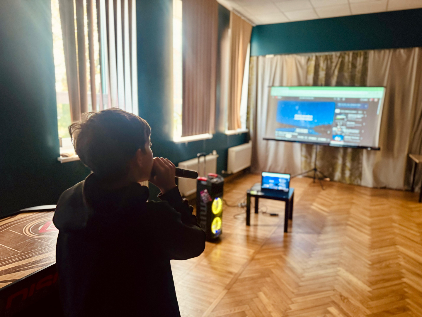 Jaunieši dzied un iedvesmo – karaoke vakari jauniešu centros “ČETRI” un “Pakāpieni”!