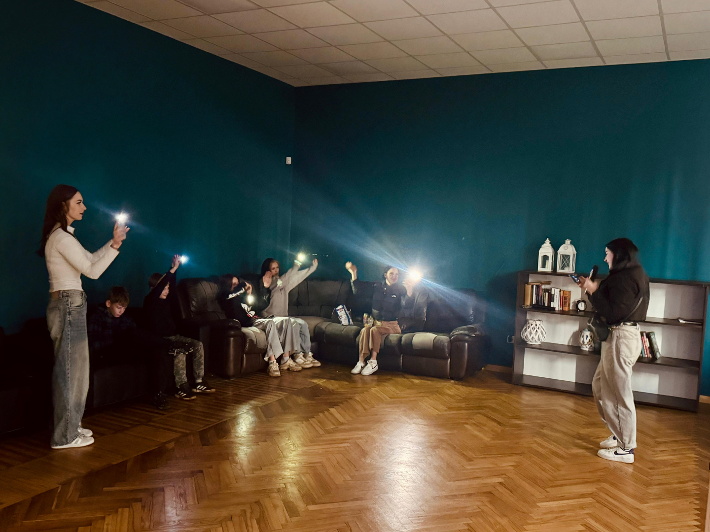 Jaunieši dzied un iedvesmo – karaoke vakari jauniešu centros “ČETRI” un “Pakāpieni”!