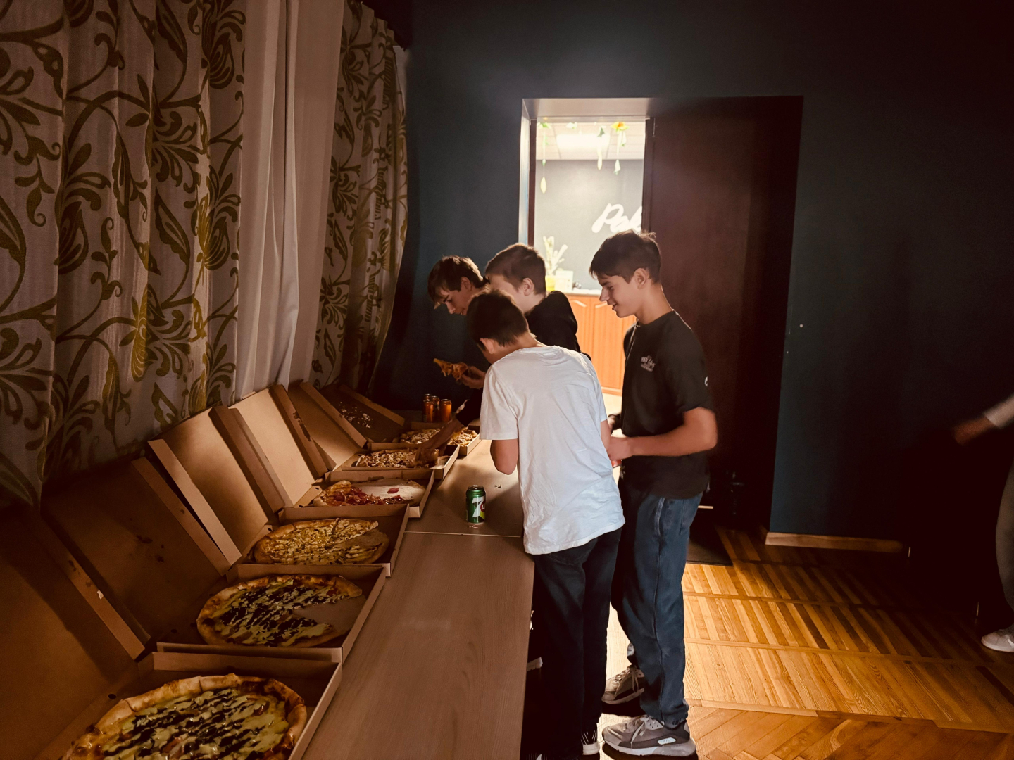 Jaunieši dzied un iedvesmo – karaoke vakari jauniešu centros “ČETRI” un “Pakāpieni”!