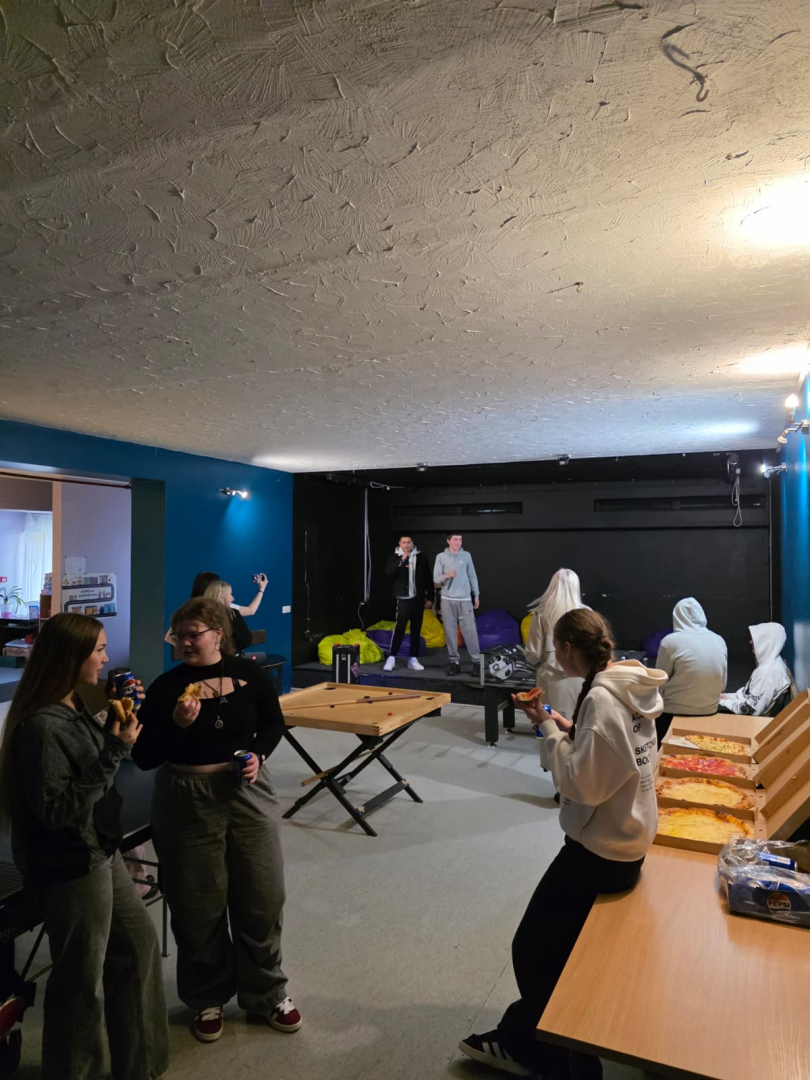 Jaunieši dzied un iedvesmo – karaoke vakari jauniešu centros “ČETRI” un “Pakāpieni”!