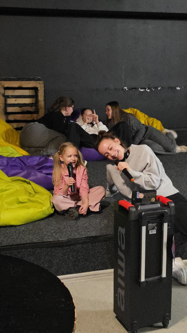 Jaunieši dzied un iedvesmo – karaoke vakari jauniešu centros “ČETRI” un “Pakāpieni”!