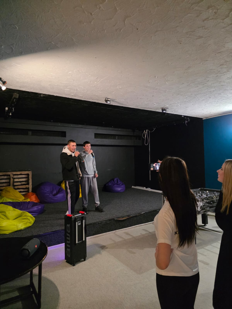 Jaunieši dzied un iedvesmo – karaoke vakari jauniešu centros “ČETRI” un “Pakāpieni”!