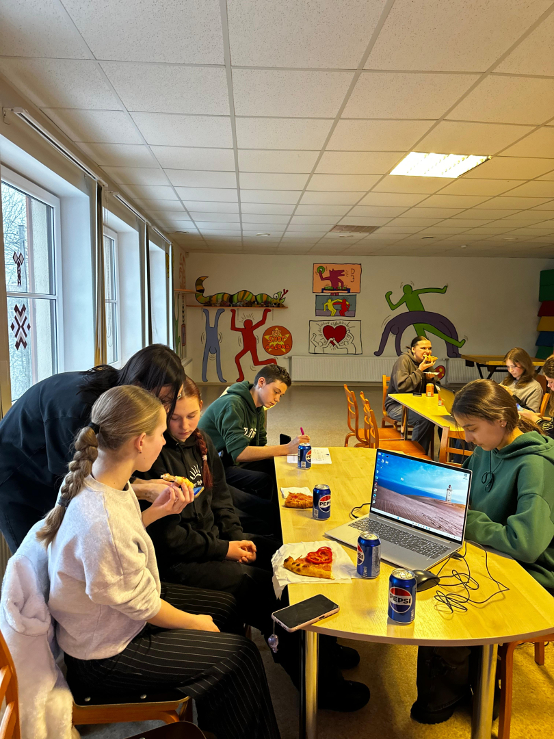 Preiļu novada jaunieši piedalās grafiskā dizaina meistarklasē