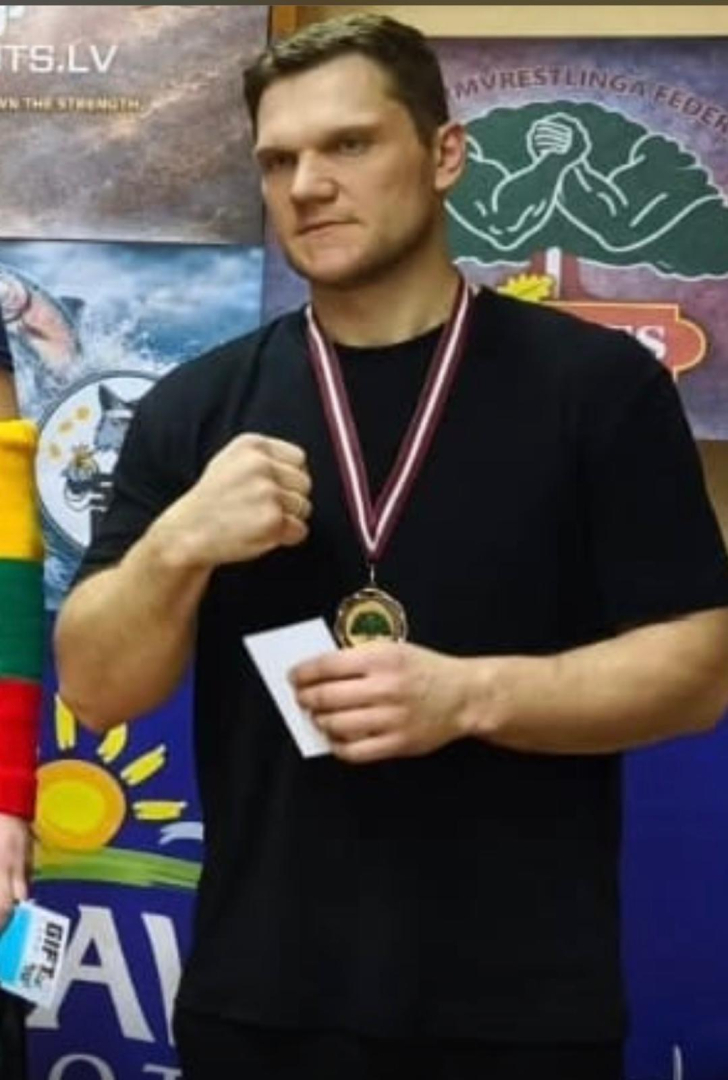 13Th Round armvrestleru panākumi Ziemassvētku turnīrā Rīgā