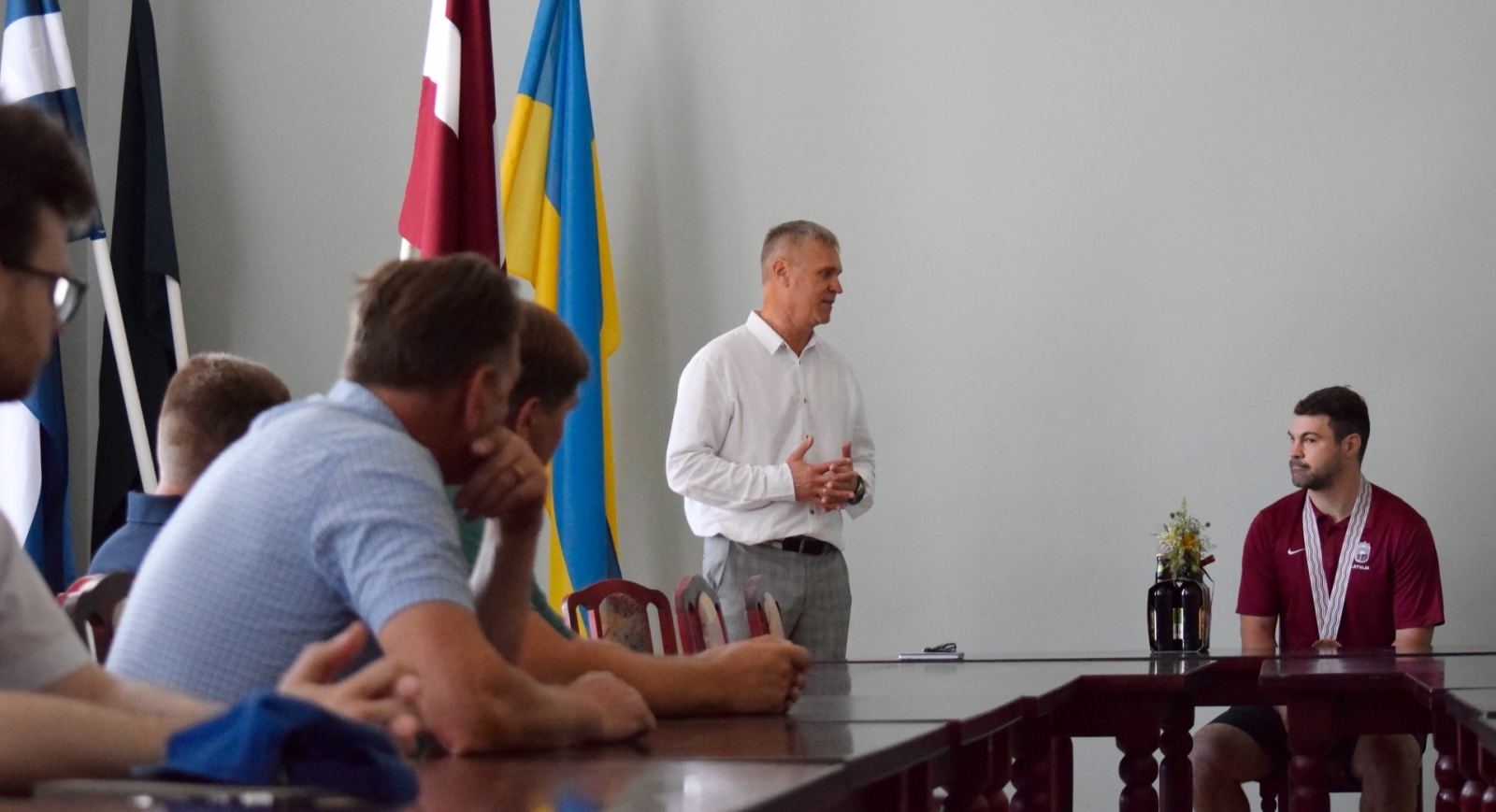 Preiļu novada domē viesojas Latvijas hokeja izlases kapteinis Kaspars Daugaviņš
