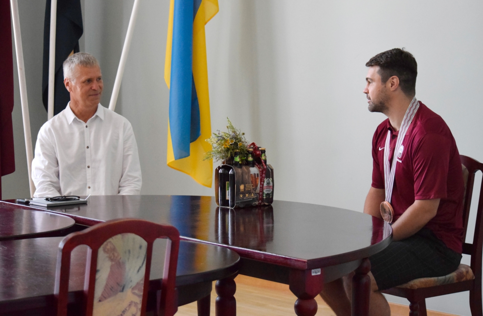 Preiļu novada domē viesojas Latvijas hokeja izlases kapteinis Kaspars Daugaviņš