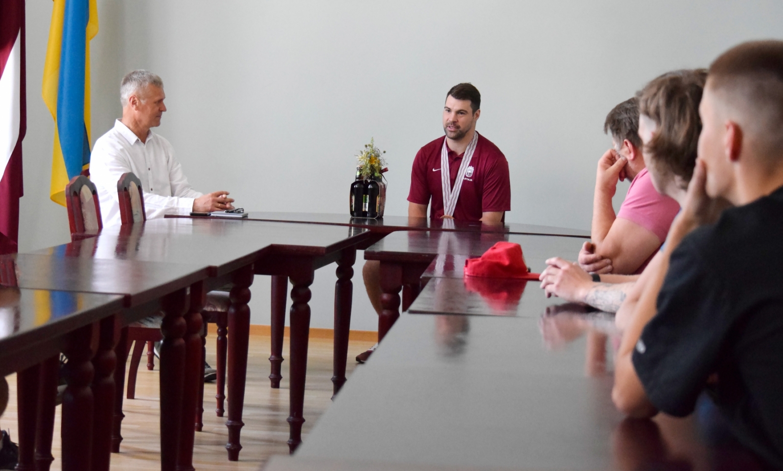 Preiļu novada domē viesojas Latvijas hokeja izlases kapteinis Kaspars Daugaviņš