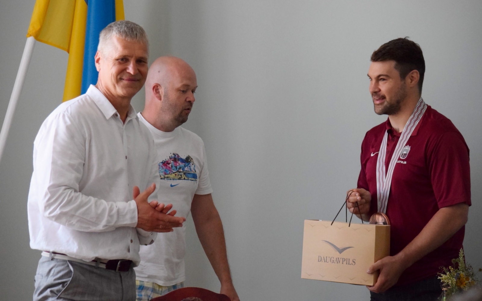 Preiļu novada domē viesojas Latvijas hokeja izlases kapteinis Kaspars Daugaviņš