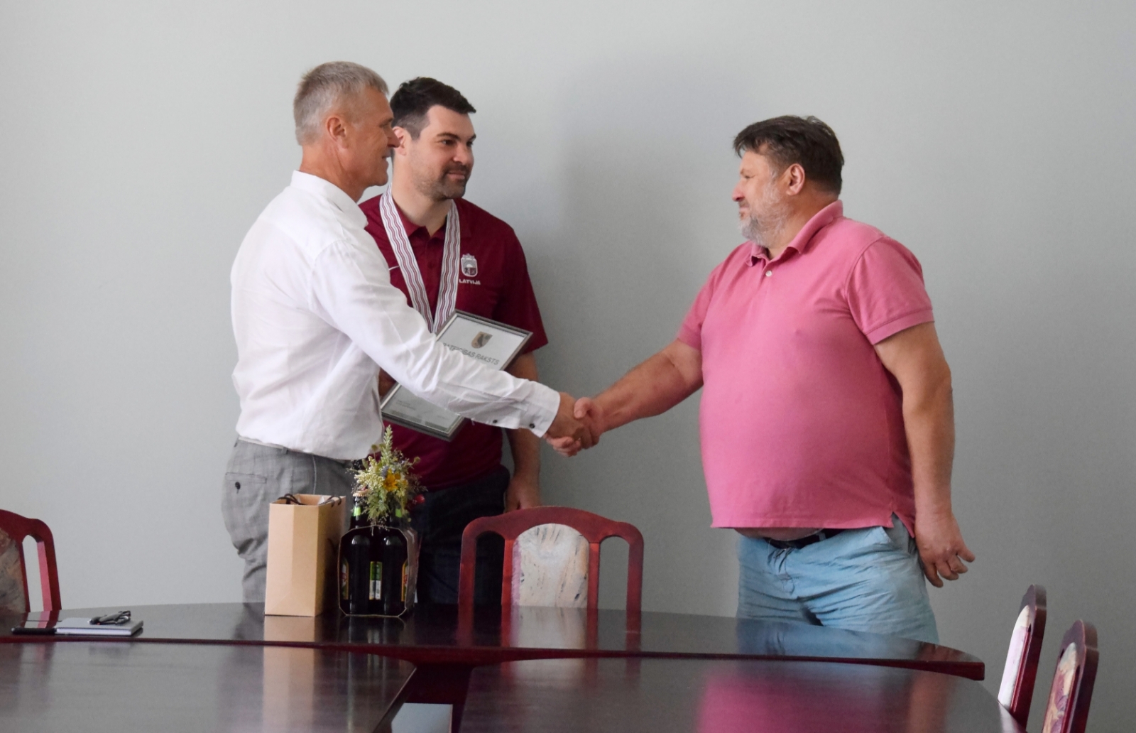 Preiļu novada domē viesojas Latvijas hokeja izlases kapteinis Kaspars Daugaviņš