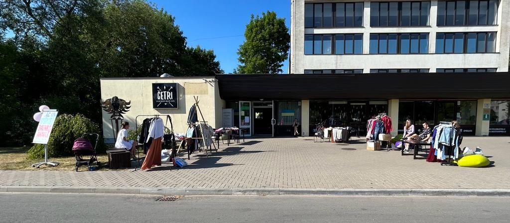14. jūnijā blakus Preiļu Jauniešu centram “Četri” norisinājās jauniešu andele “Drēbju Bazārs”