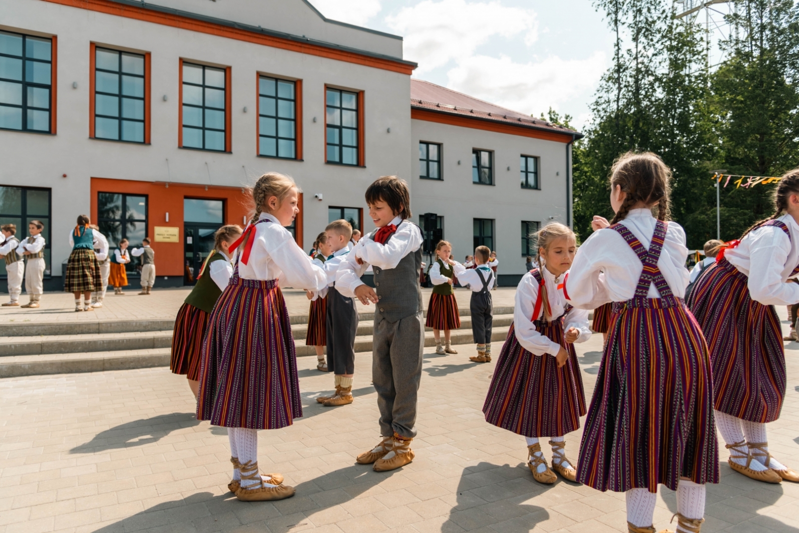 24. tautas deju festivāls “Latvju bērni danci veda” Preiļos un Jūrmalā