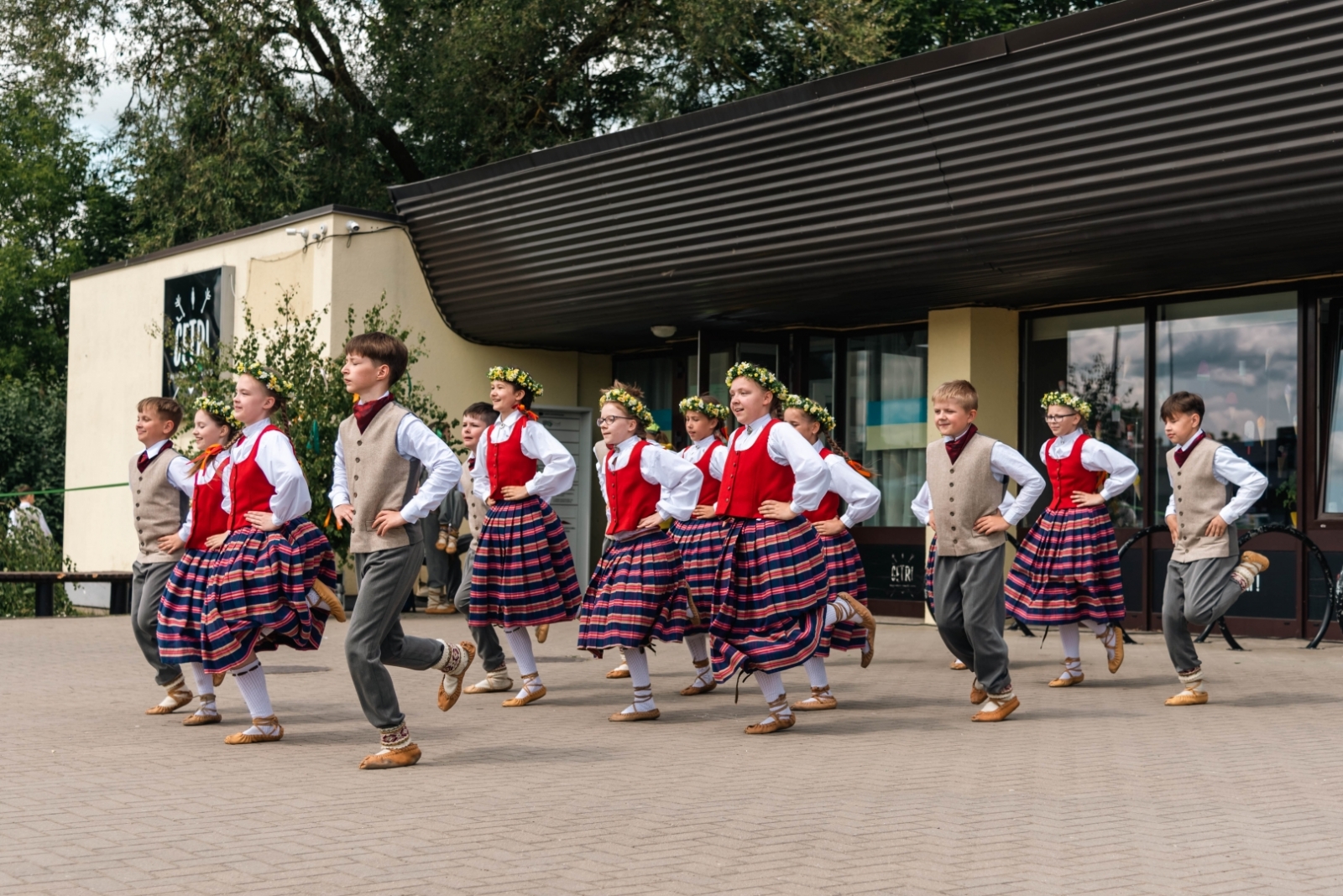 24. tautas deju festivāls “Latvju bērni danci veda” Preiļos un Jūrmalā