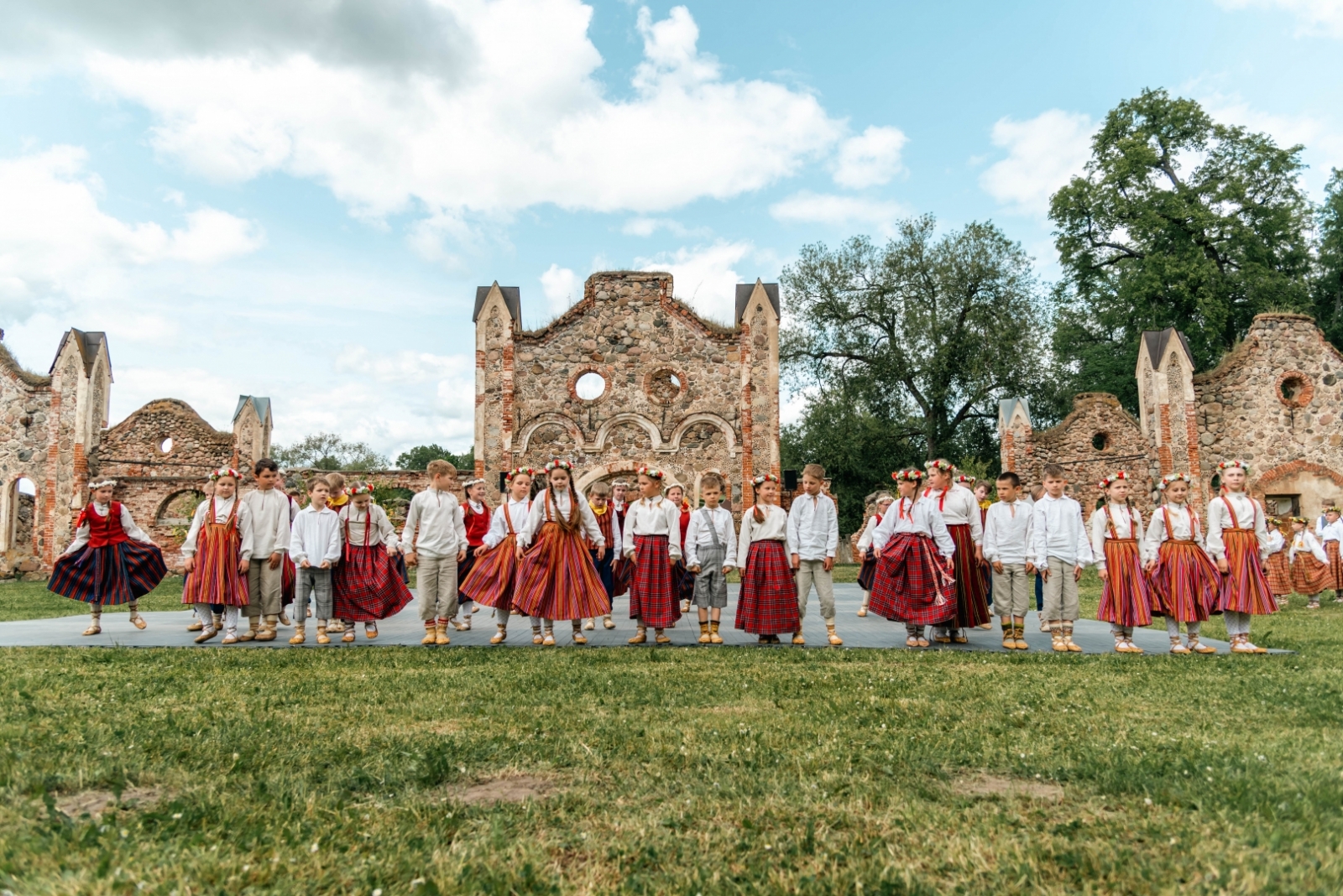 24. tautas deju festivāls “Latvju bērni danci veda” Preiļos un Jūrmalā