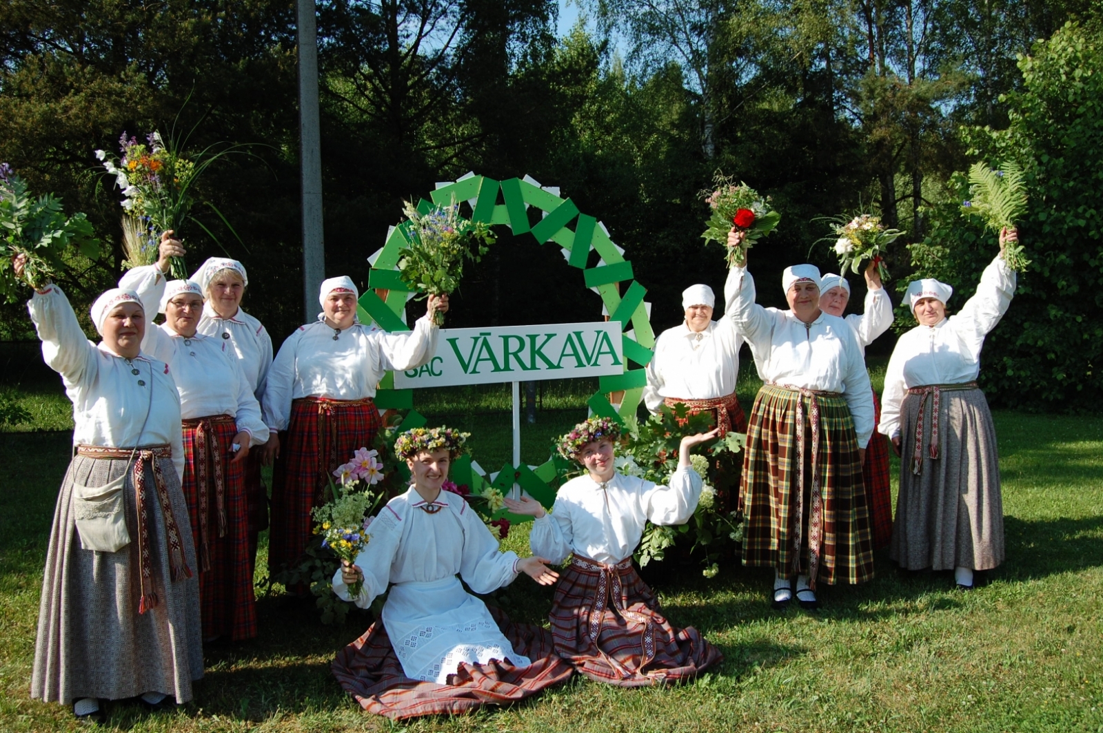 SAC "Vārkava" ielīgo, ieskandina un iepin vasaru vainagos.