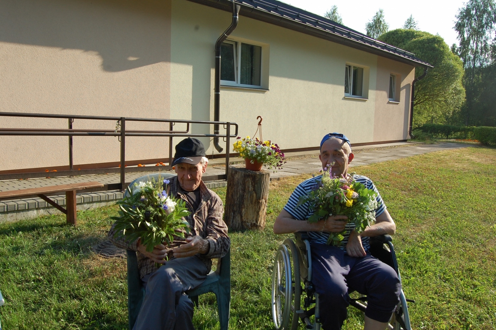 SAC "Vārkava" ielīgo, ieskandina un iepin vasaru vainagos.