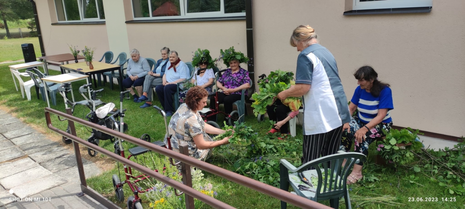 SAC "Vārkava" ielīgo, ieskandina un iepin vasaru vainagos.